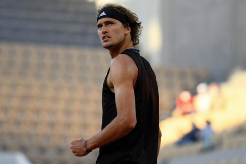 队友向他发 队友向他发