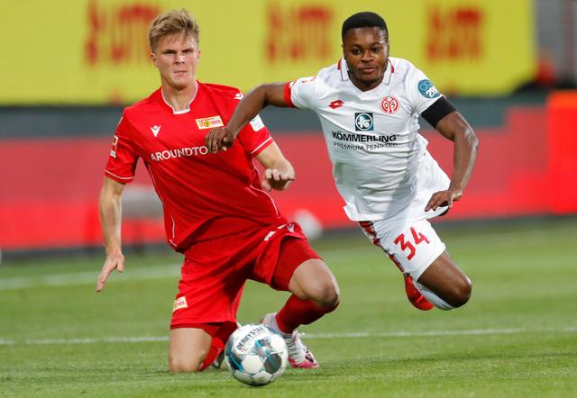 也暴露了足 也暴露了足